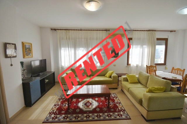 Apartament 2+1 me qira ne rrugen e Bogdaneve prane rruges se &nbsp;Ambasadave ne Tirane.
Pozicionoh